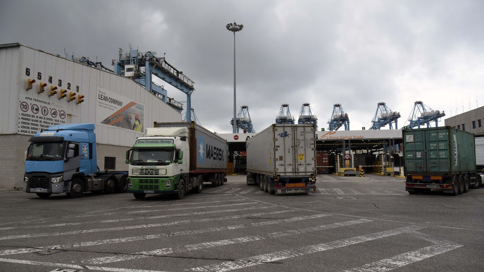 Camiones en la entrada de APM Terminals Algeciras.