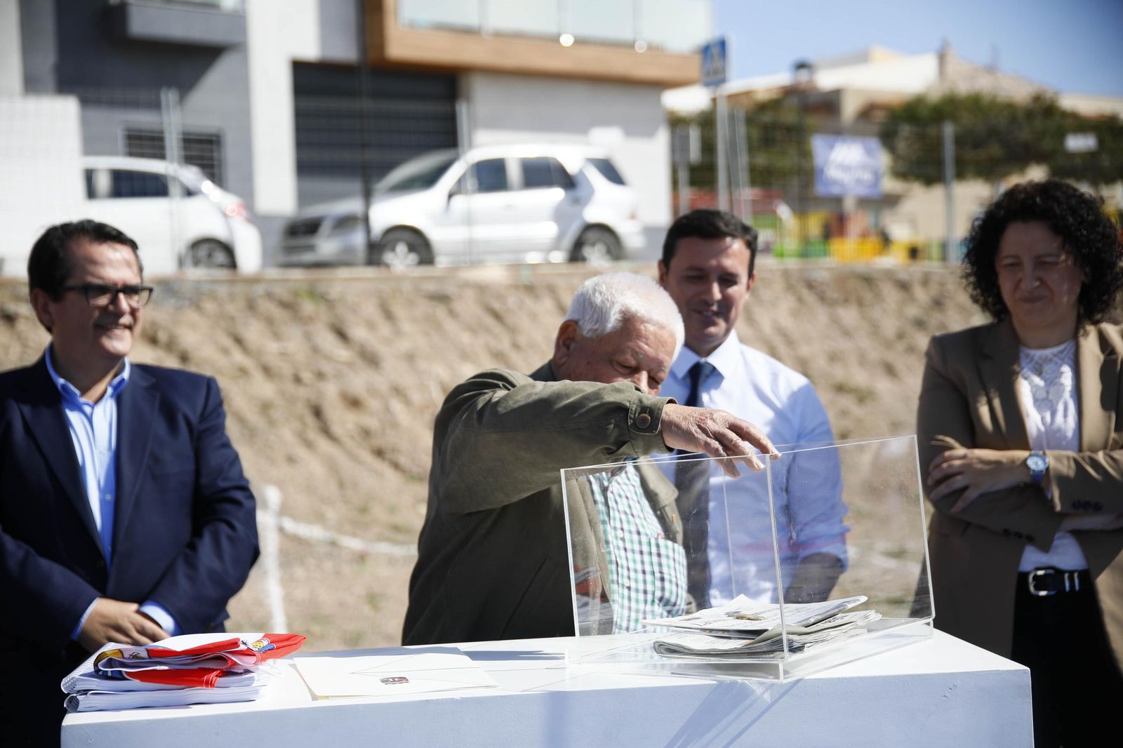 Las imágenes de la primera piedra del Centro de mayores en Balanegra