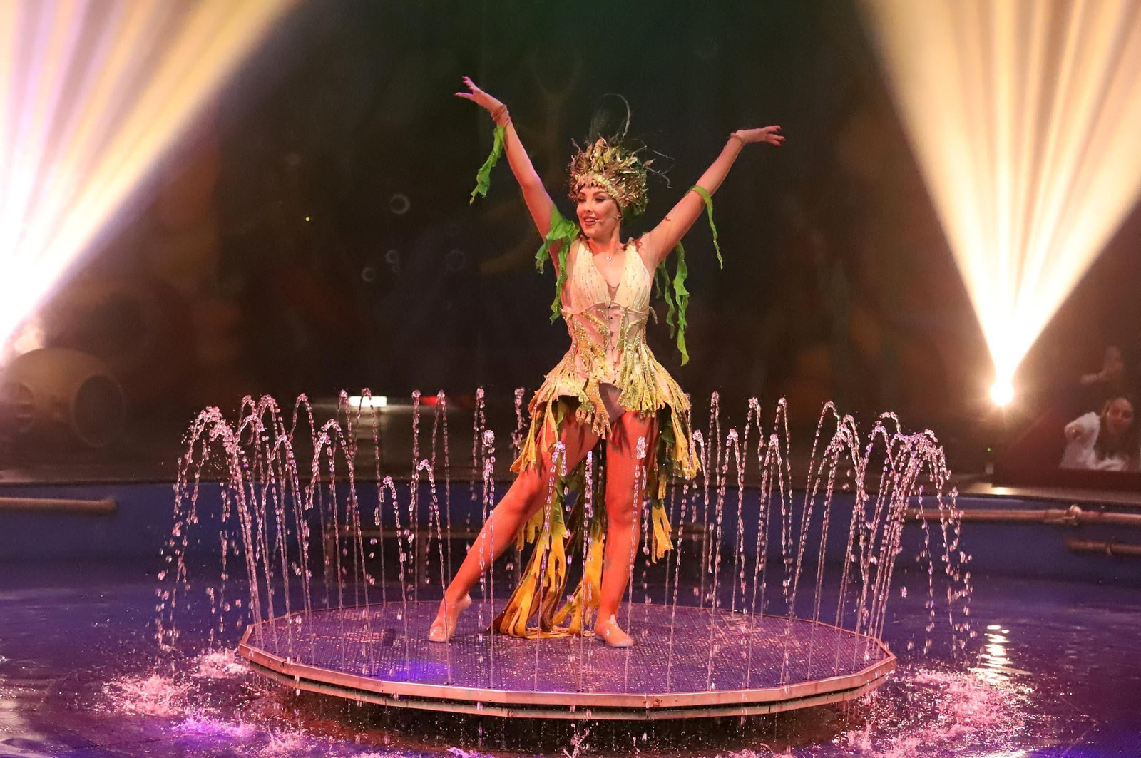 El Circo Alegría muestra su espectáculo sobre el agua, en imágenes