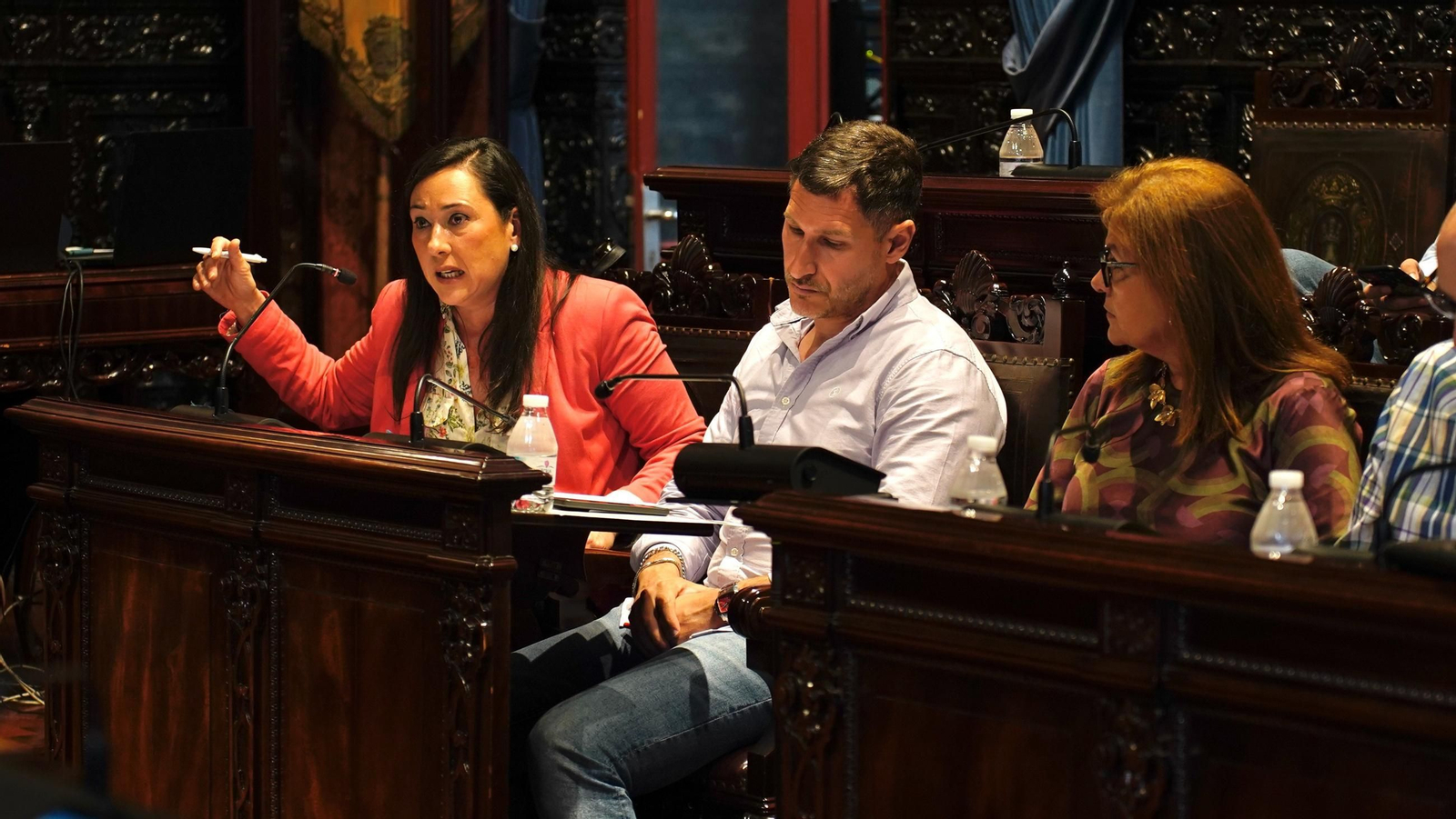 Rocío Arrabal, junto a Fran Fernández y Ana Jarillo, durante un Pleno.