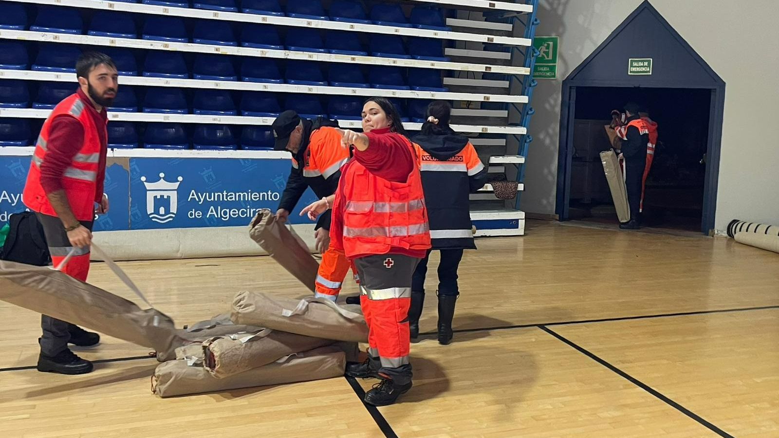 En Algeciras, el Pabellón Municipal Ciudad de Algeciras acoge a vecinos que han abandonado sus viviendas por precaución.