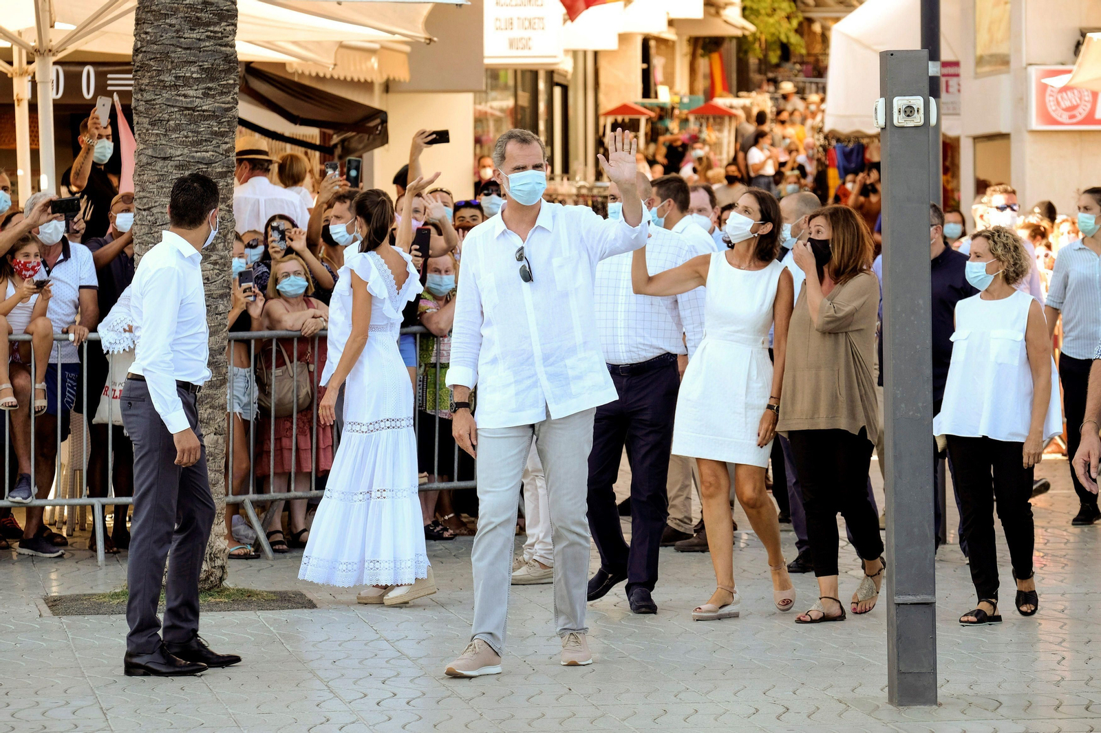 El Rey Felipe VI haciendo uso de la guayabera en una visita a Ibiza.