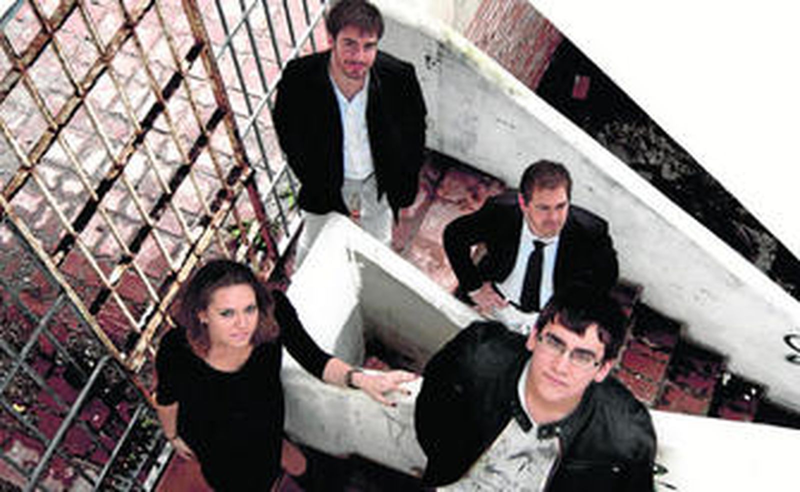 Imagen de Cris L. Vargas junto a Carlos Reina en la parte inferior, Jesús García y Sergio Postigo en el margen superior de la foto.