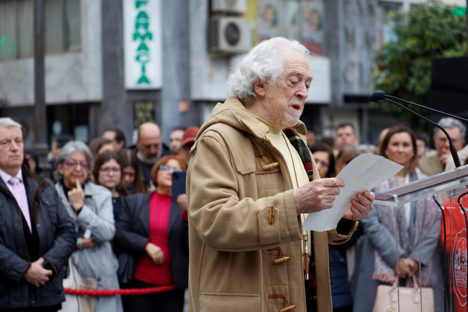 Juanma Moreno inaugura el monumento homenaje al Día de la Bandera de Andalucía en Córdoba, en imágenes