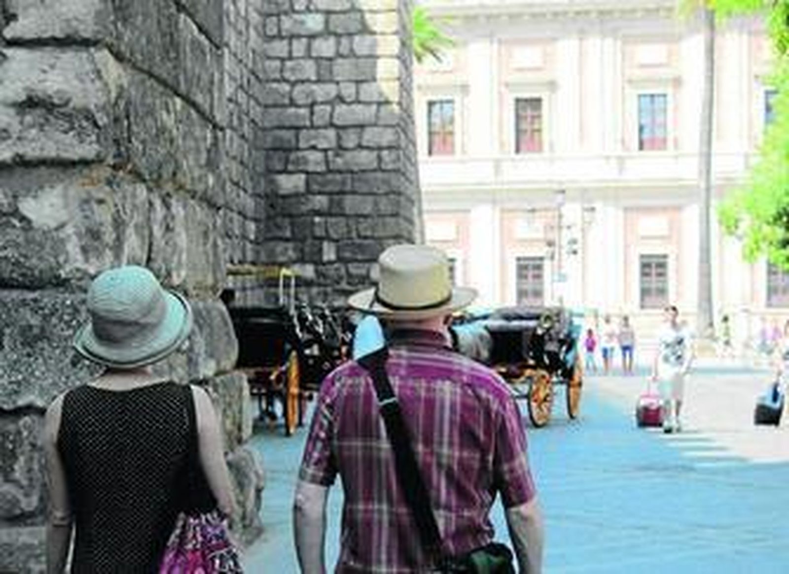 Dos turistas en los alrededores de los Reales Alcázares.