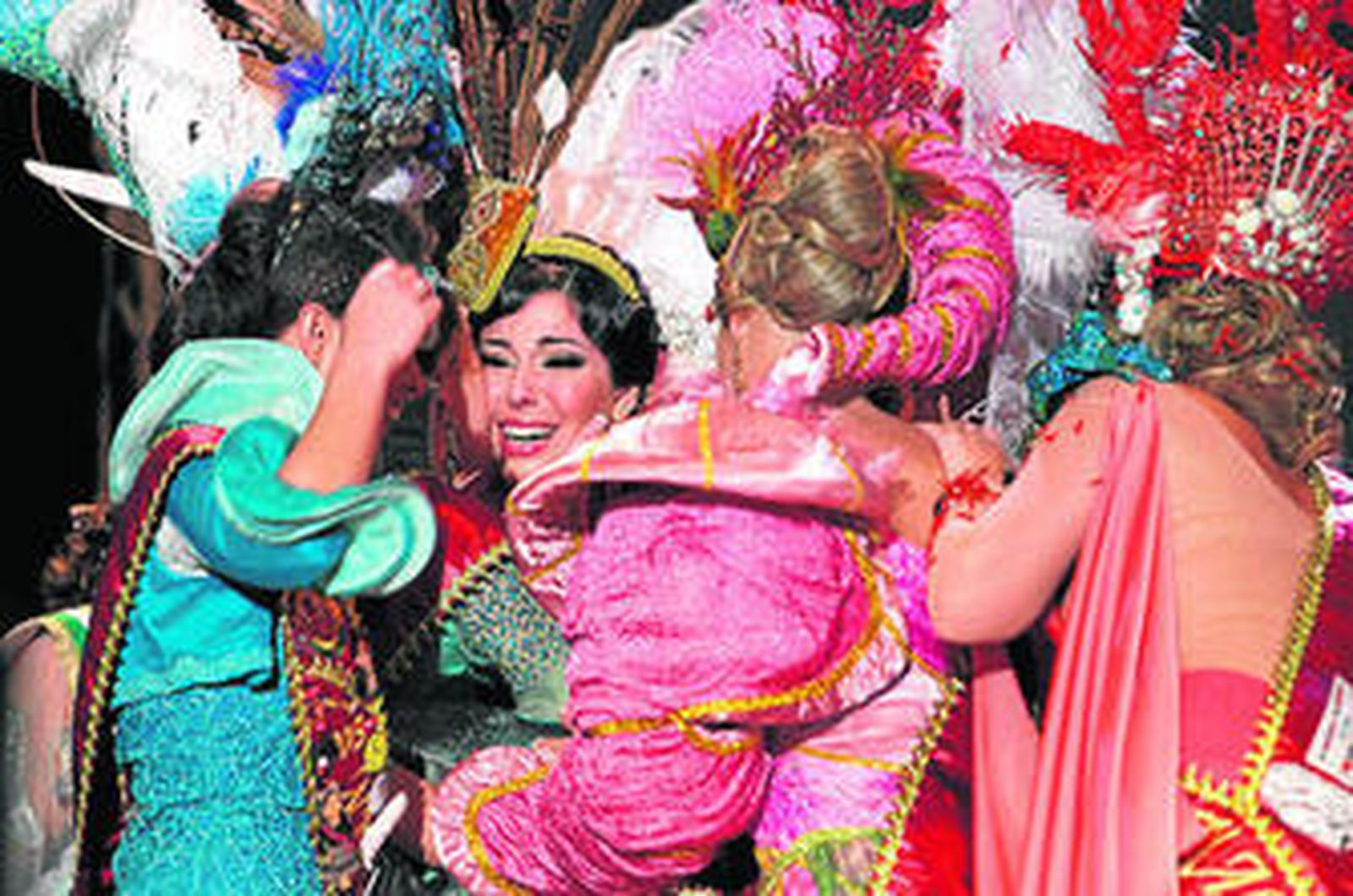 Momento de la coronación de la Diosa del carnaval 2013, una ceremonia que este año se adelanta al jueves antes de la final del Falla.