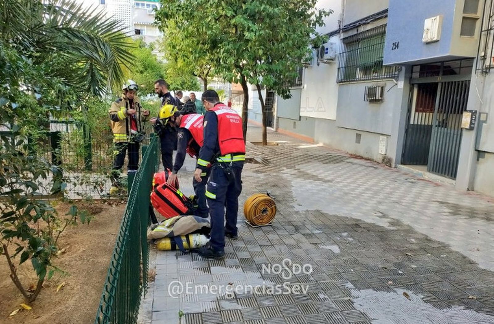 Los bomberos, en el exterior de la edificio de pisos donde se ha ocurrido el suceso.