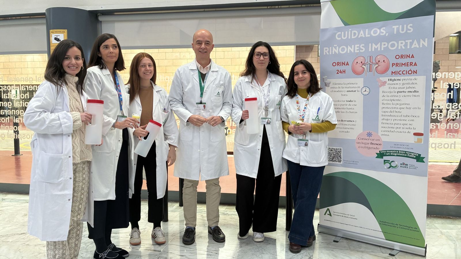 Profesionales de Análisis Clínicos explican a pacientes cómo recoger la orina.