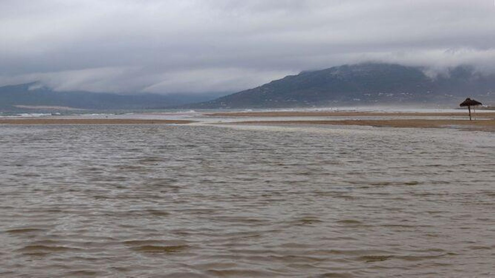 Marea alta en la playa de Los Lances.