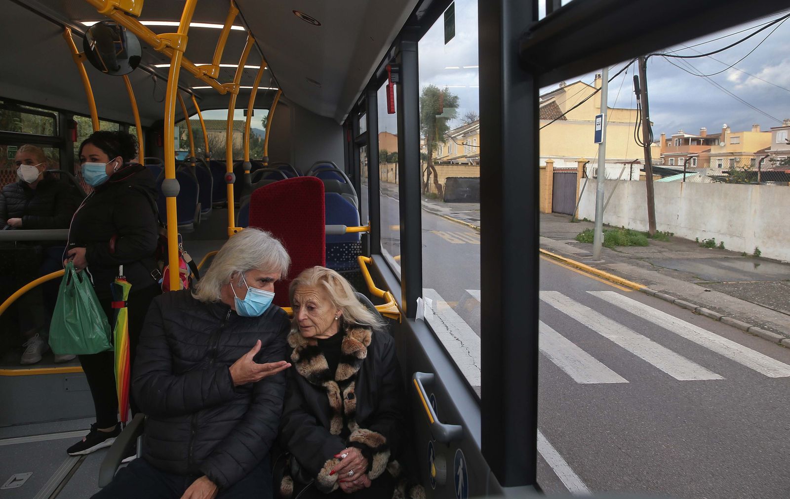 Fotos del primer día sin mascarillas en el transporte público en Algeciras