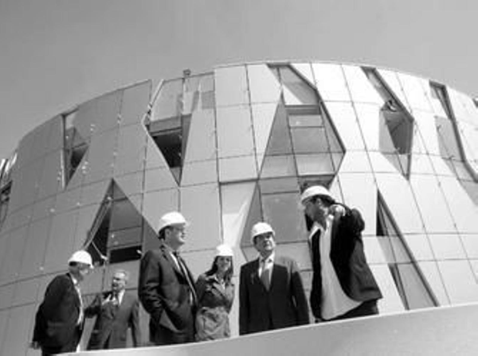 El consejero de Obras Públicas y Transportes, Luis García Garrido, conoce el estado de las obras del edificio de servicios de El Fresno.