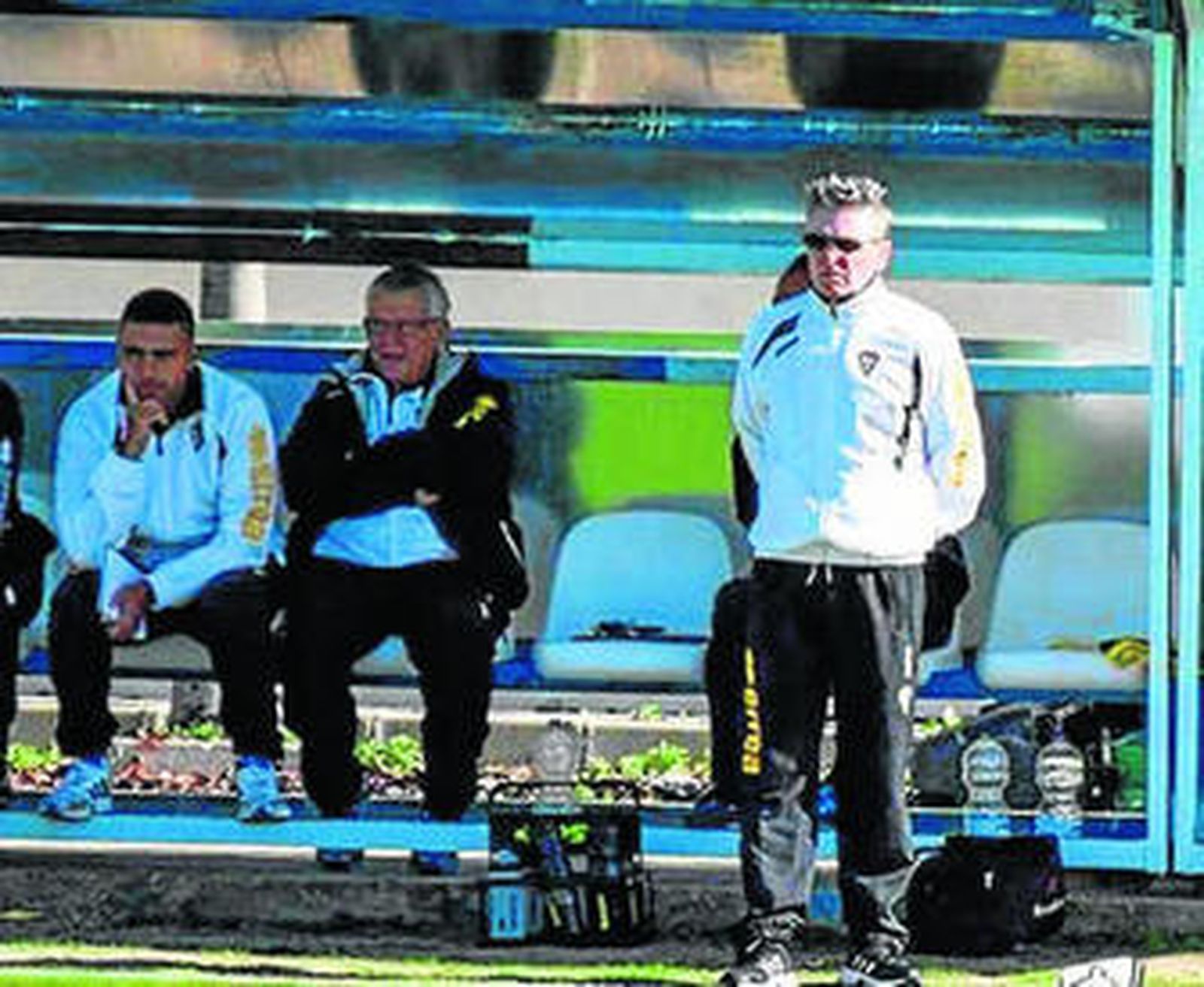 Cama, junto a parte de su cuerpo técnico durante un partido.