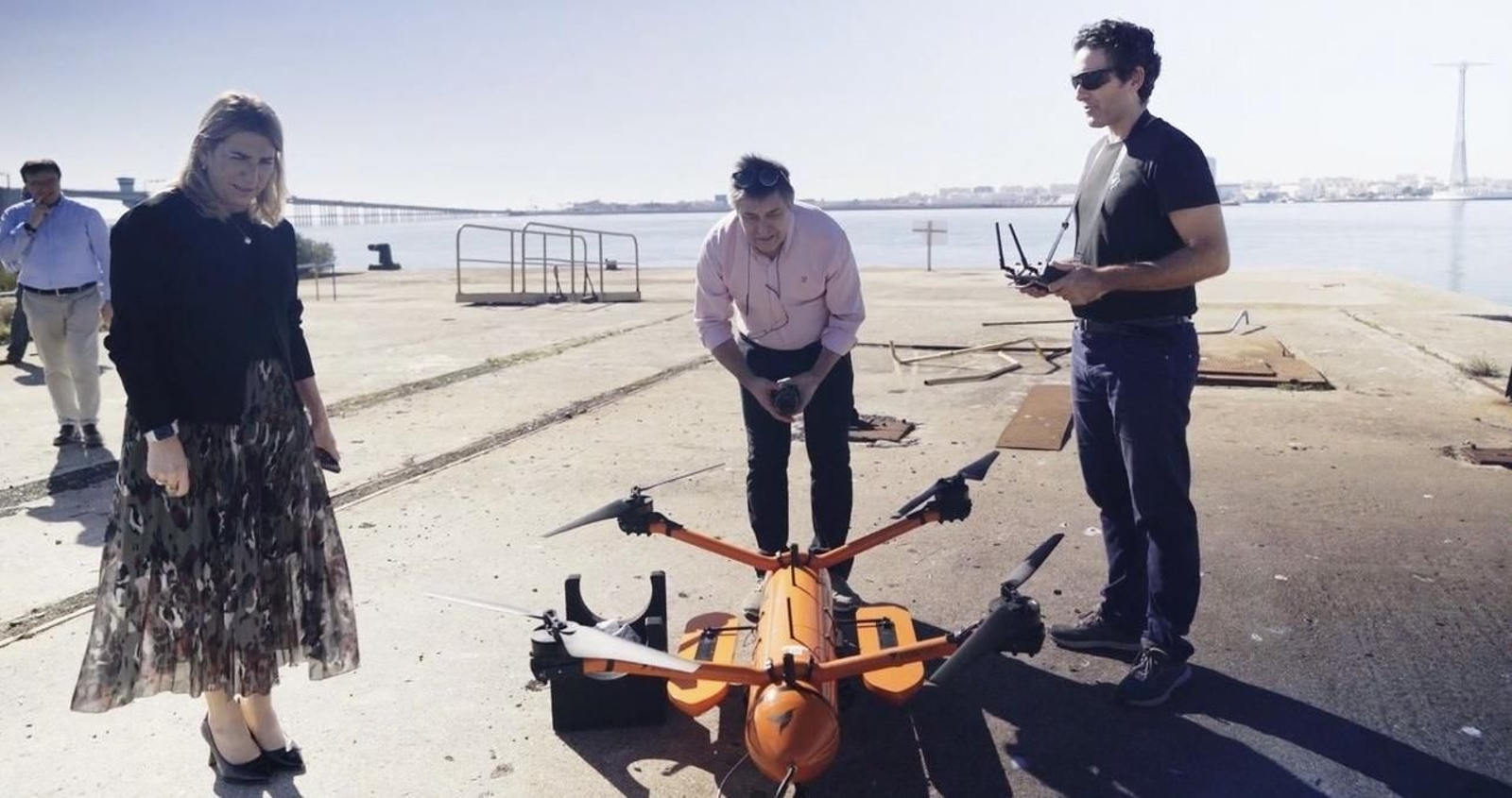 Mrs. Botox mira un dron :"¿y esto vuela?"