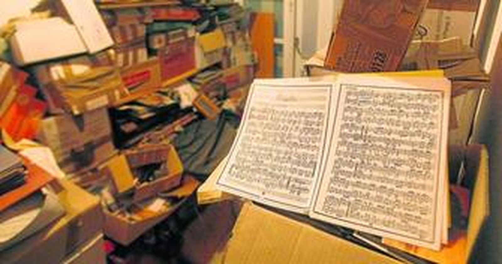 Una de las partituras que guarda una de las cajas que se encuentran apiladas en una habitación.