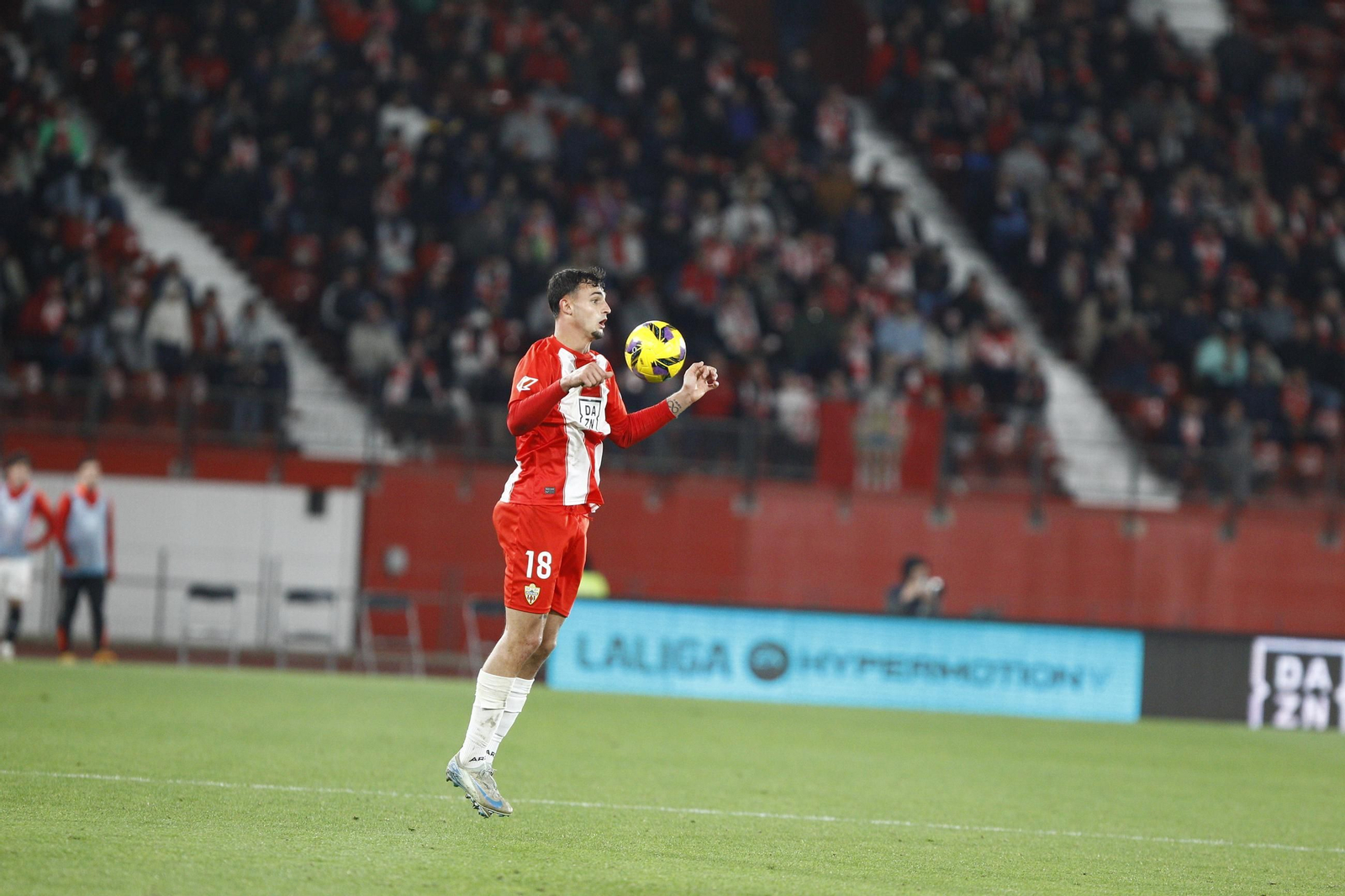 La U.D. Almería se impone por 1-0 al C.D. Mirandés y alcanza la segunda plaza, en imágenes