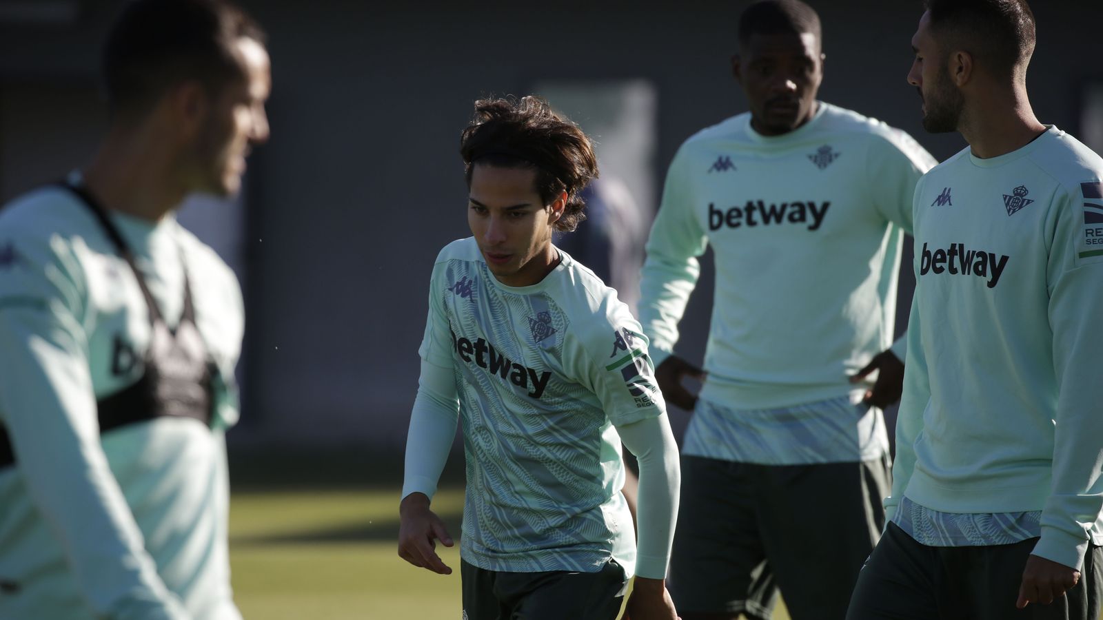 Diego Lainez, en un entrenamiento.