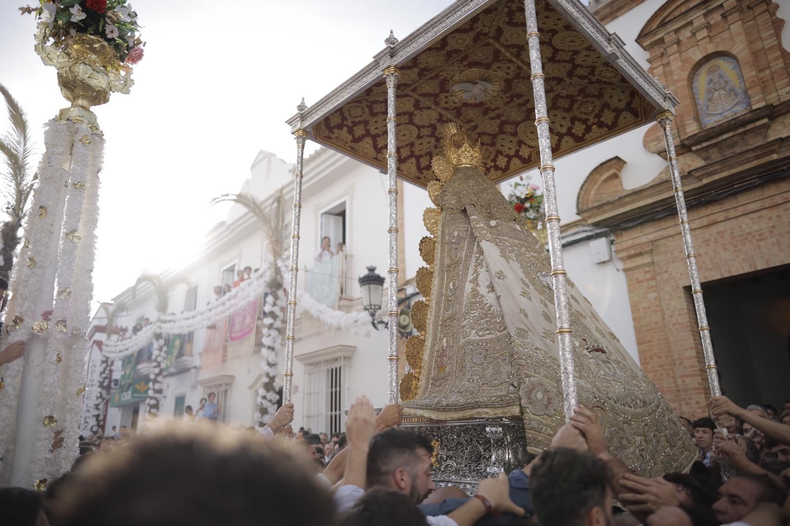 La Virgen del Rocío avanza por las calles de Almonte, en imágenes