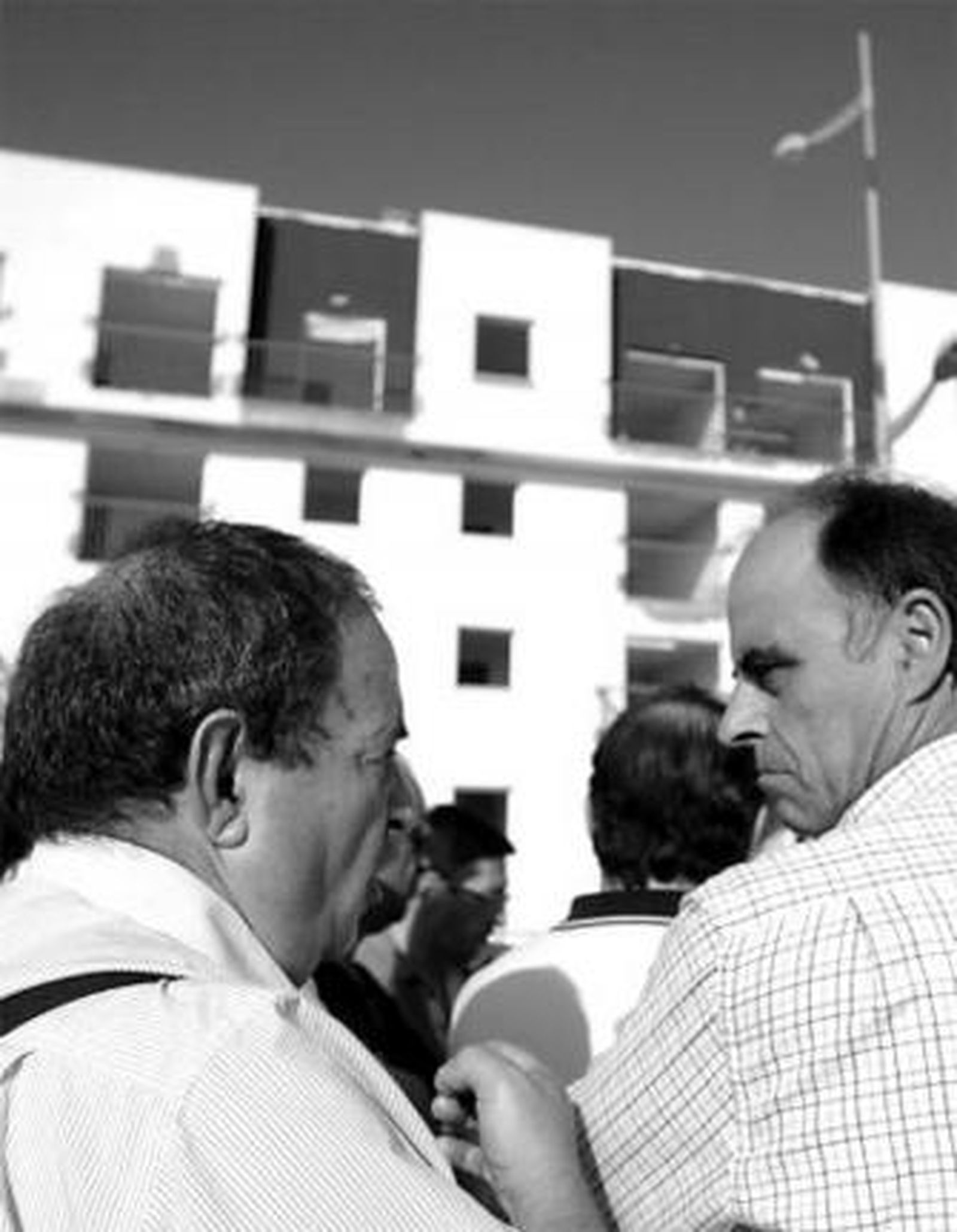 Compradores y obreros de la promoción Cala del Sol se reunieron ayer.