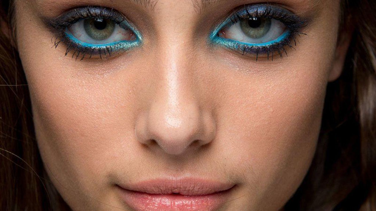 Maquillaje de ojos efecto metalizado.