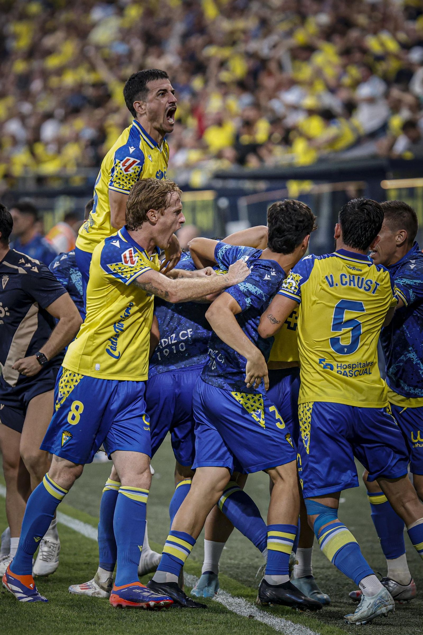 Búscate entre las fotos del partido de fútbol Cádiz CF - CD Tenerife de la Liga Hypermotion