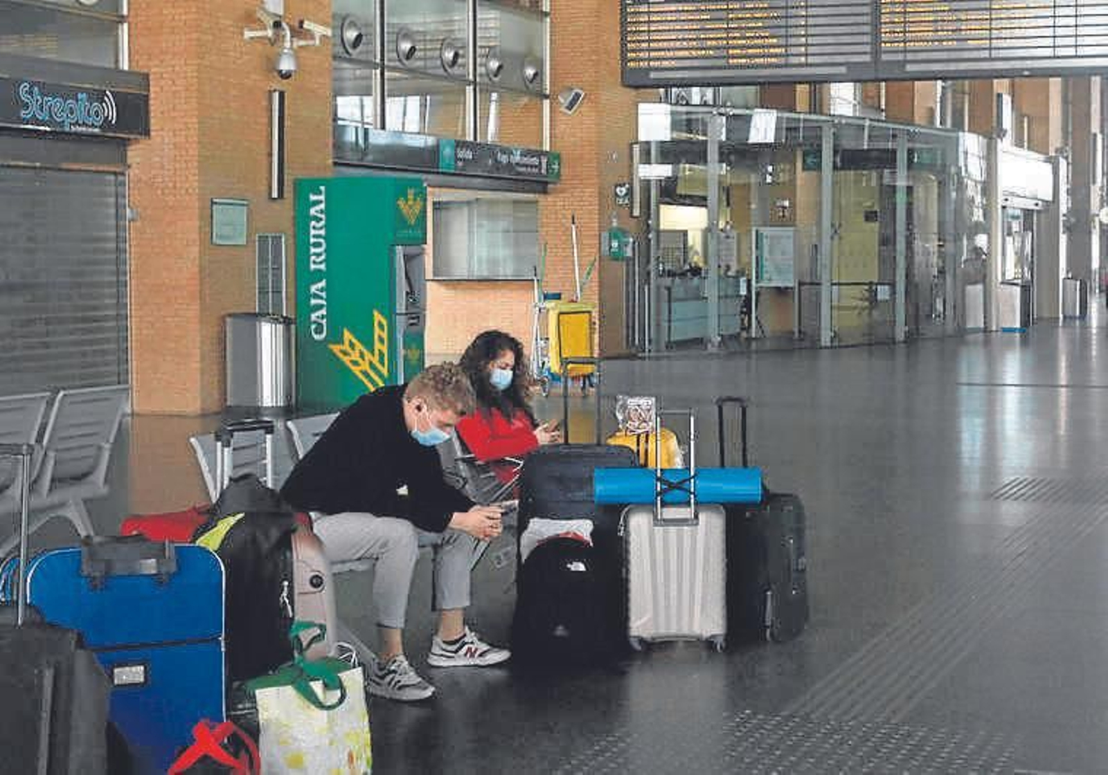 Viajeros en la estación de tren de Córdoba. Viajeros en la estación de tren de Córdoba.