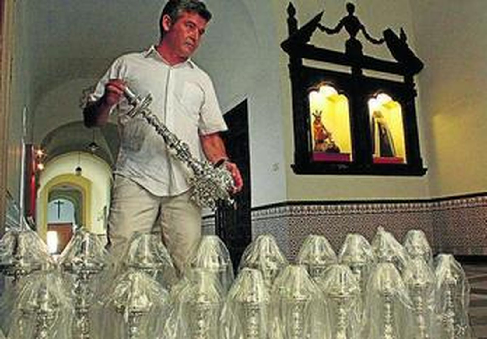 Jesús Domínguez, con las nuevas piezas de candelería.