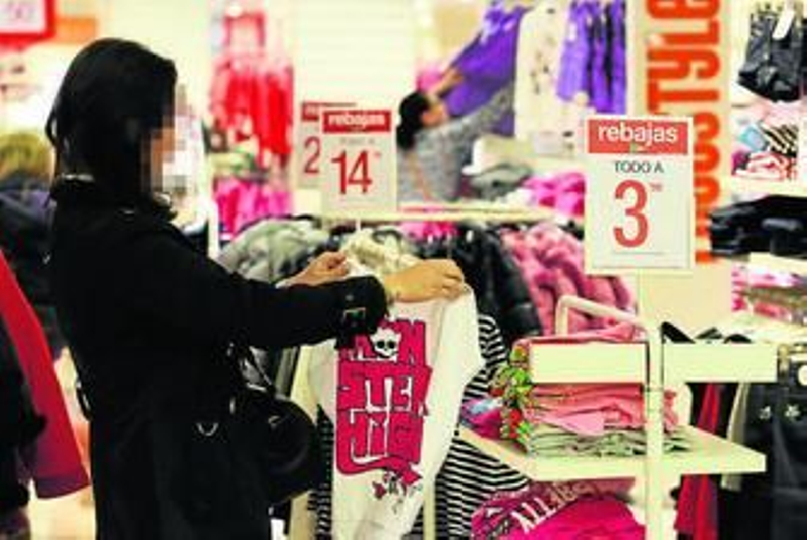 Una mujer mira ofertas en una tienda.