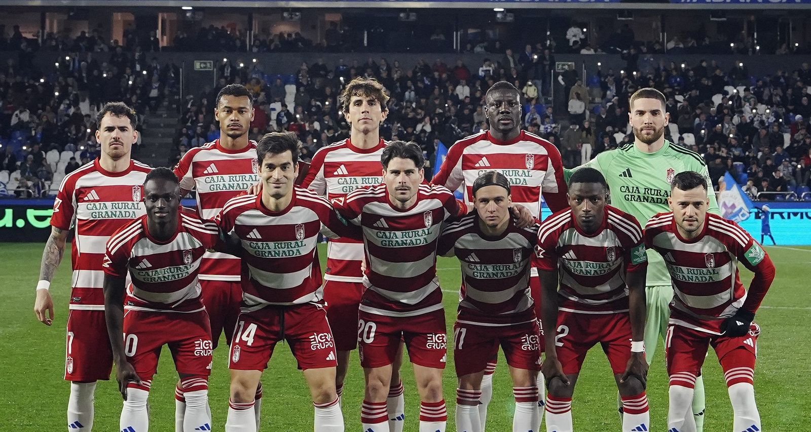 Formación del Granada antes de vencer en Riazor y rebasar al Cádiz en la tabla.