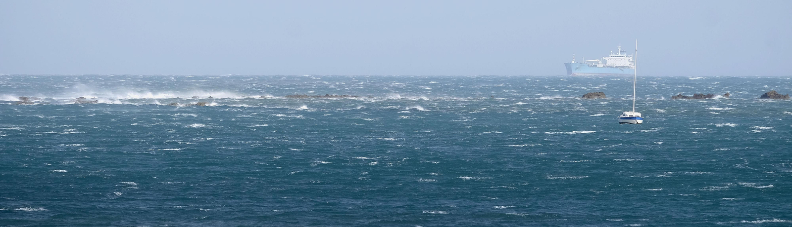 El mal estado de la mar obligó a paralizar la navegación y cualquier operación en el puerto de Cádiz.
