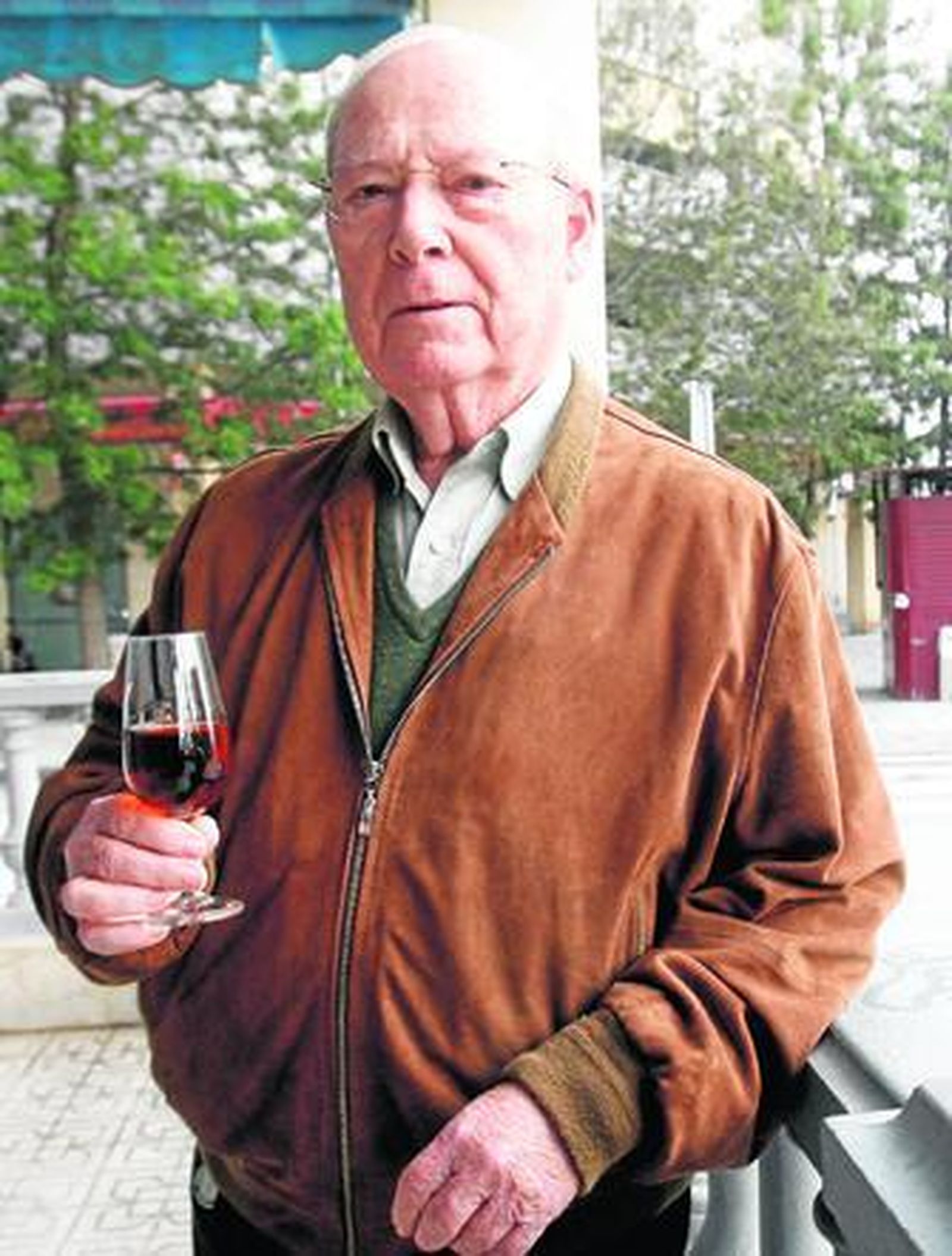 Adolfo Almenar, fotografiado ayer en un bar de la plaza del Caballo.