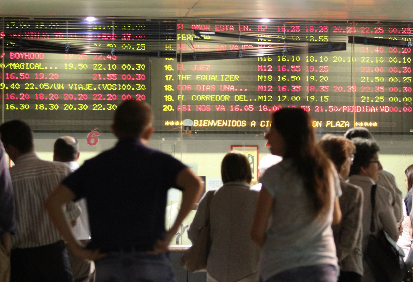Imagen de archivo de colas en una sala de cine.