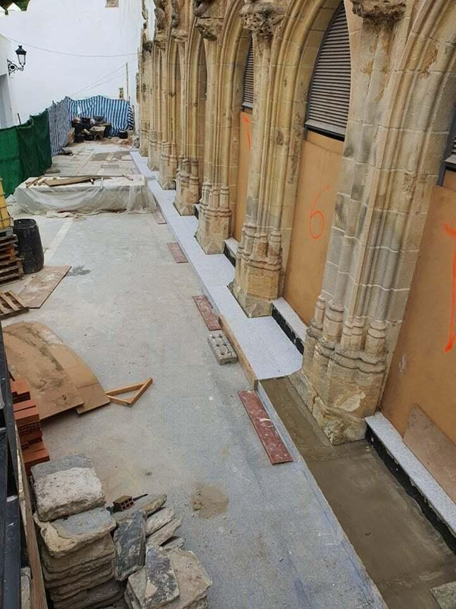 Una vista exterior de las obras que se están ejecutando en Las Covachas.