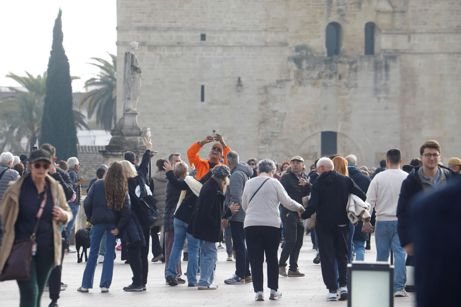 Los turistas 'toman' Córdoba en el puente de la Constitución