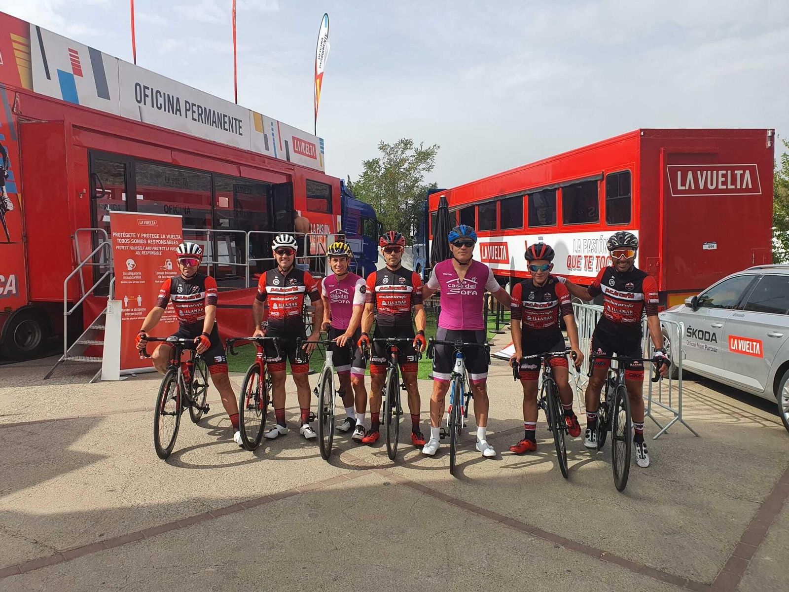 Fotogalería del ambiente en la subida al Alto de Velefique de La Vuelta.