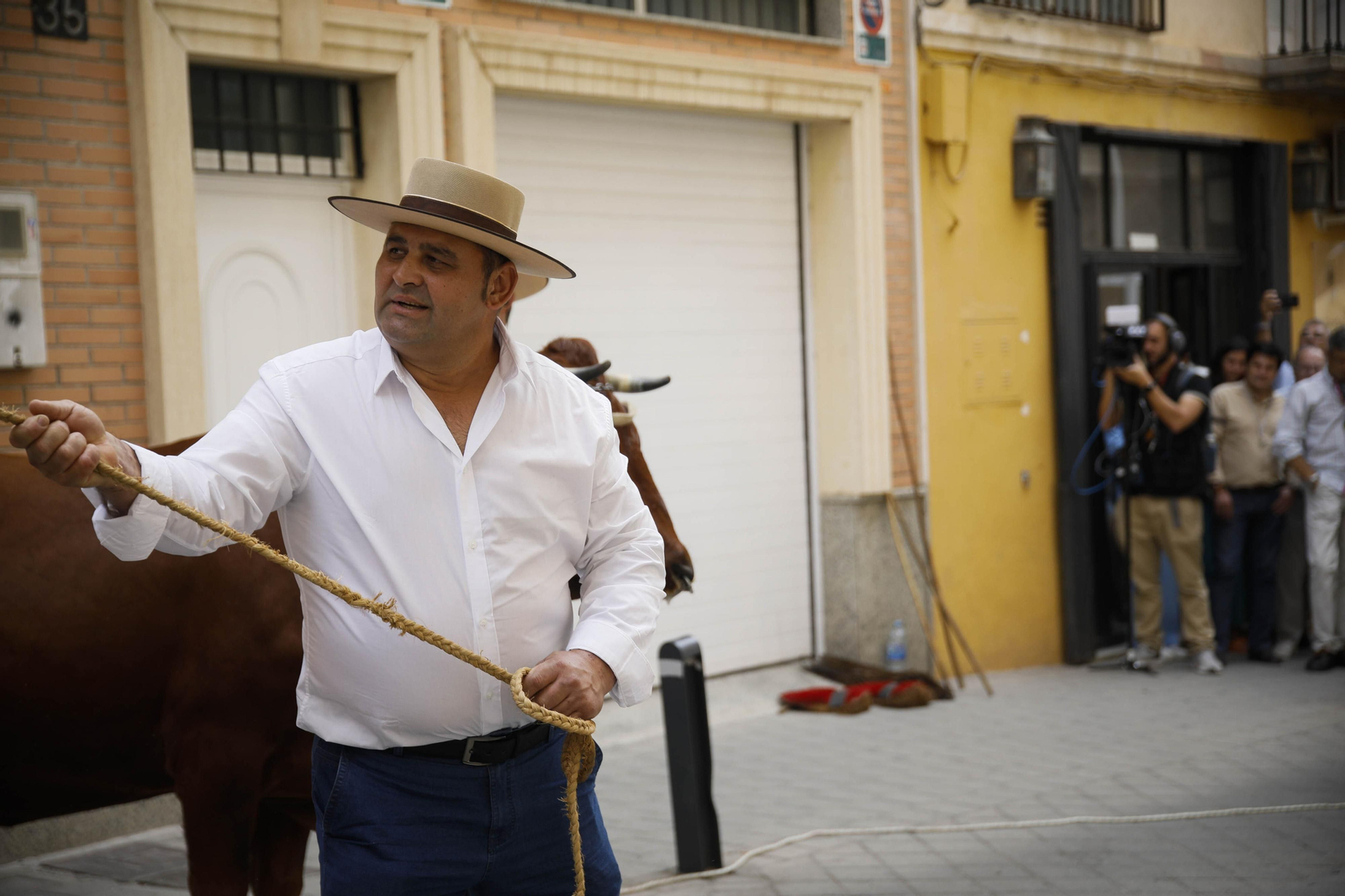 Imágenes de la salida  del Rocío desde la Catedral de Almería