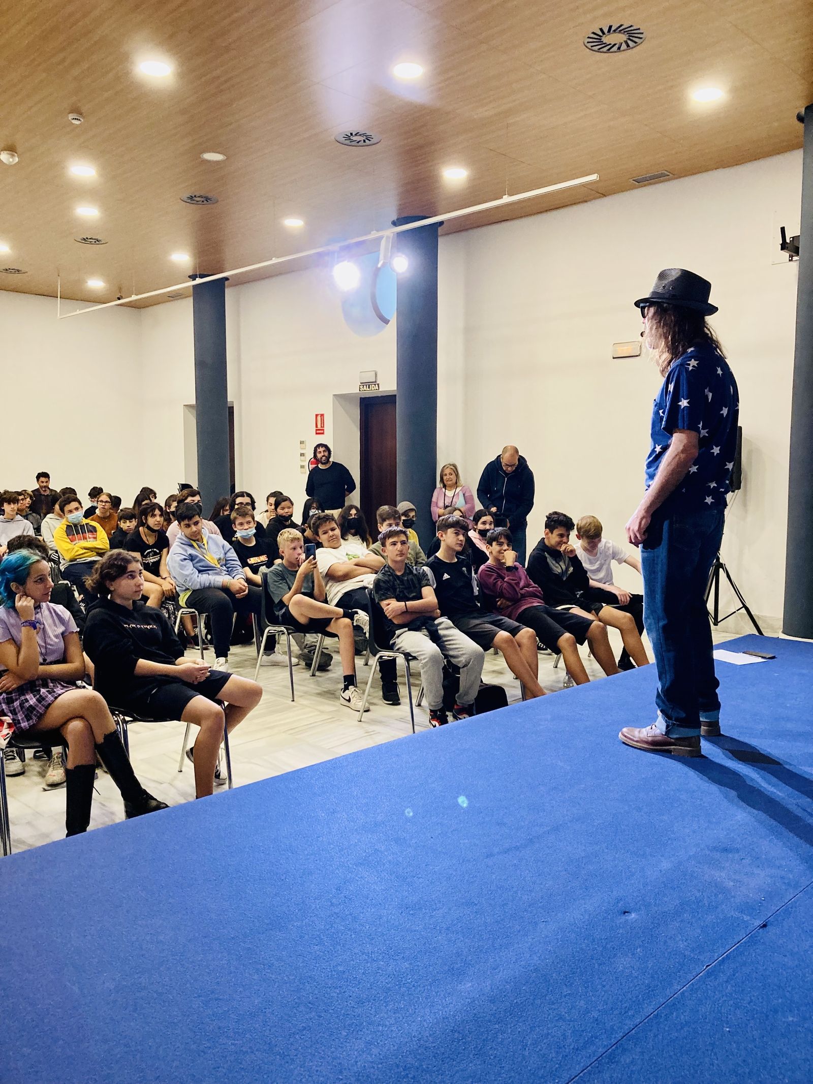 Una imagen del poeta José Eugenio Sánchez, con estudiantes gaditanos en el Festival Iberoamericano de Poesía.
