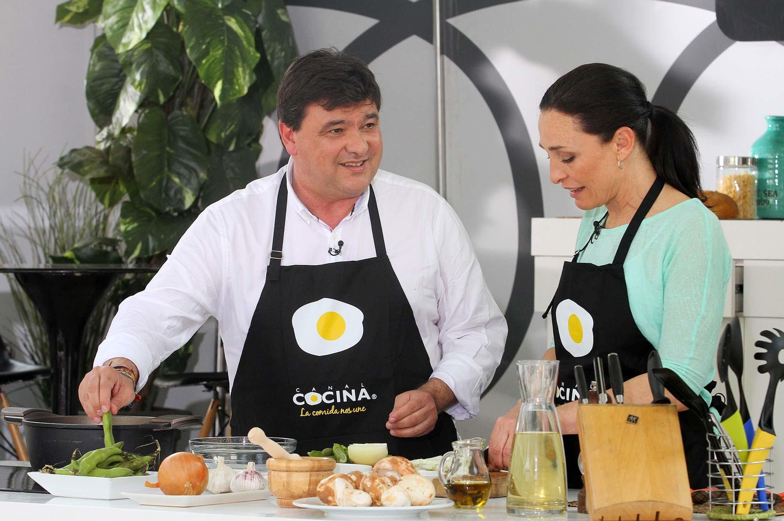 Imágenes de Gabriel Cruz durante la grabación del programa 'Hoy cocina el alcalde'.