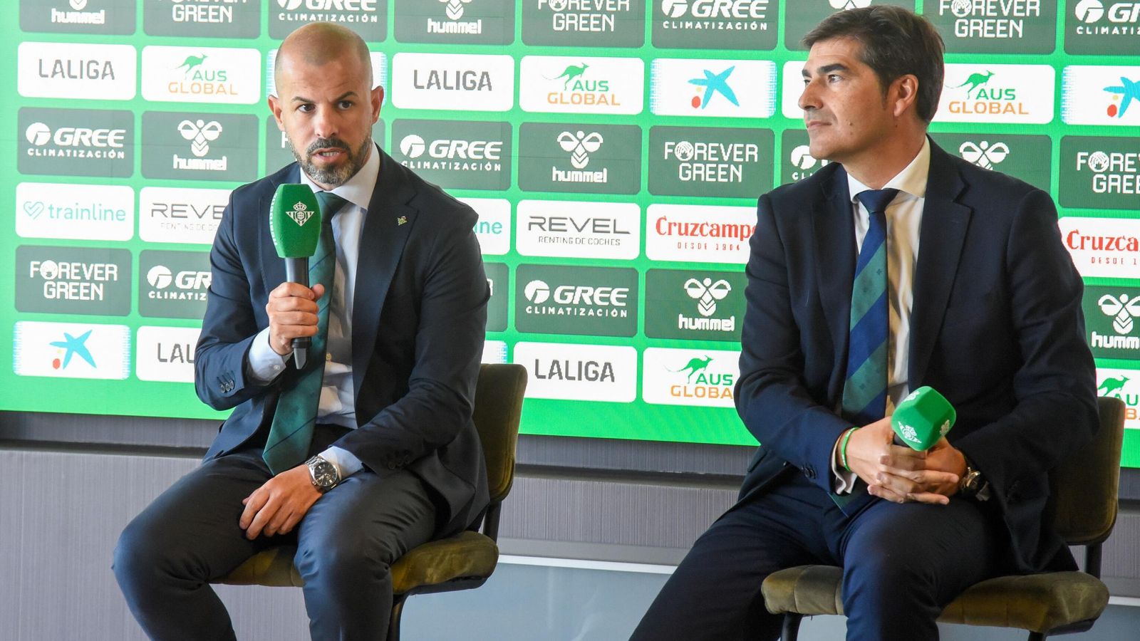 Manu Fajardo, director dpeortivo, y Ángel Haro, presidente del Betis, en un acto de este pasado verano en la ciudad deportiva verdiblanca.
