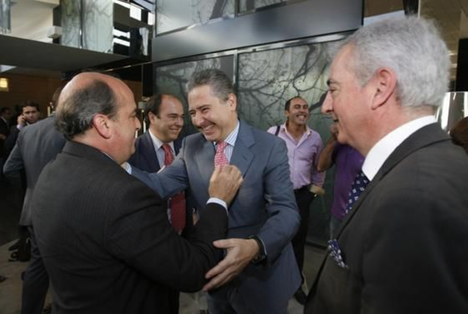 Javier Campos, del Restaurante Bodegas Campos, saluda a Luis Miguel Martín Rubio, de la Fundación Sánchez Ramade, en presencia del presidente la Fundación Campos, Javier Martín.

Foto: José Martínez/O. Barrionuevo