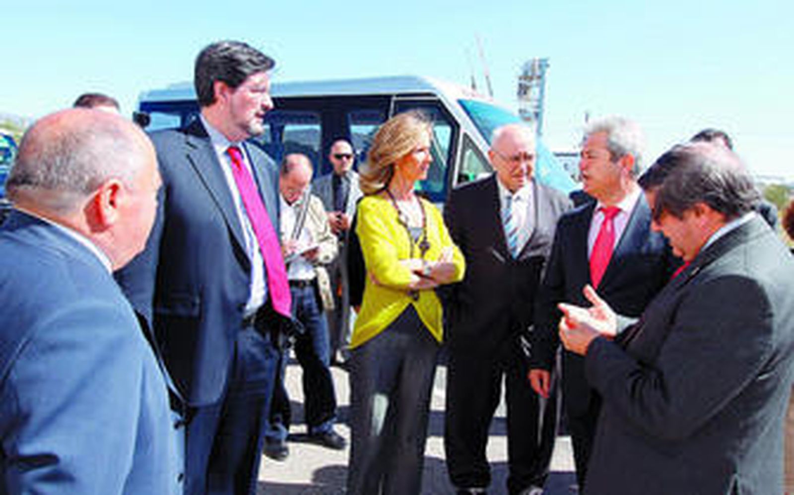 Cristina Garmendia atendió a las explicaciones de los expertos.