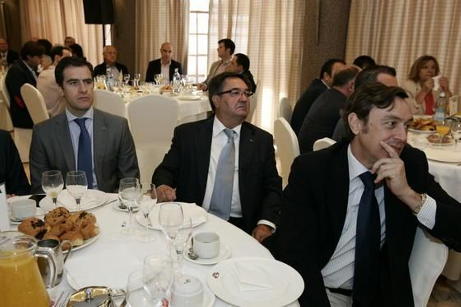 Miguel Ángel Castellón, parlamentario andaluz, Esteban Rodriguez, concejal de Medio Ambiente en el Ayuntamiento de Almería, y Rafael Hernando, diputado por el PP

Foto: Rafael G. / Javier Alonso