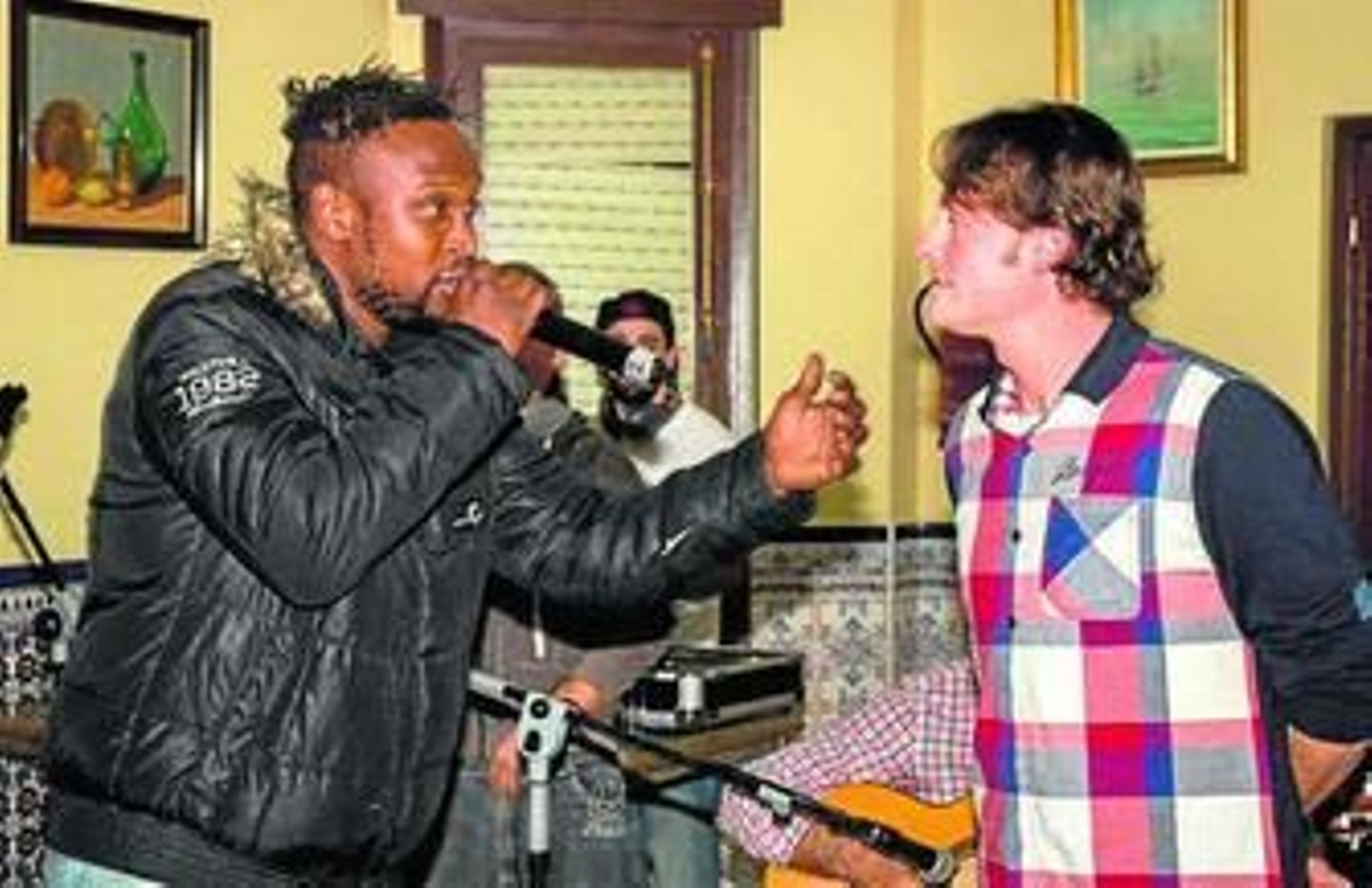 Rap y trovo se entremezclaron en el Centro Social Antonio Machado.