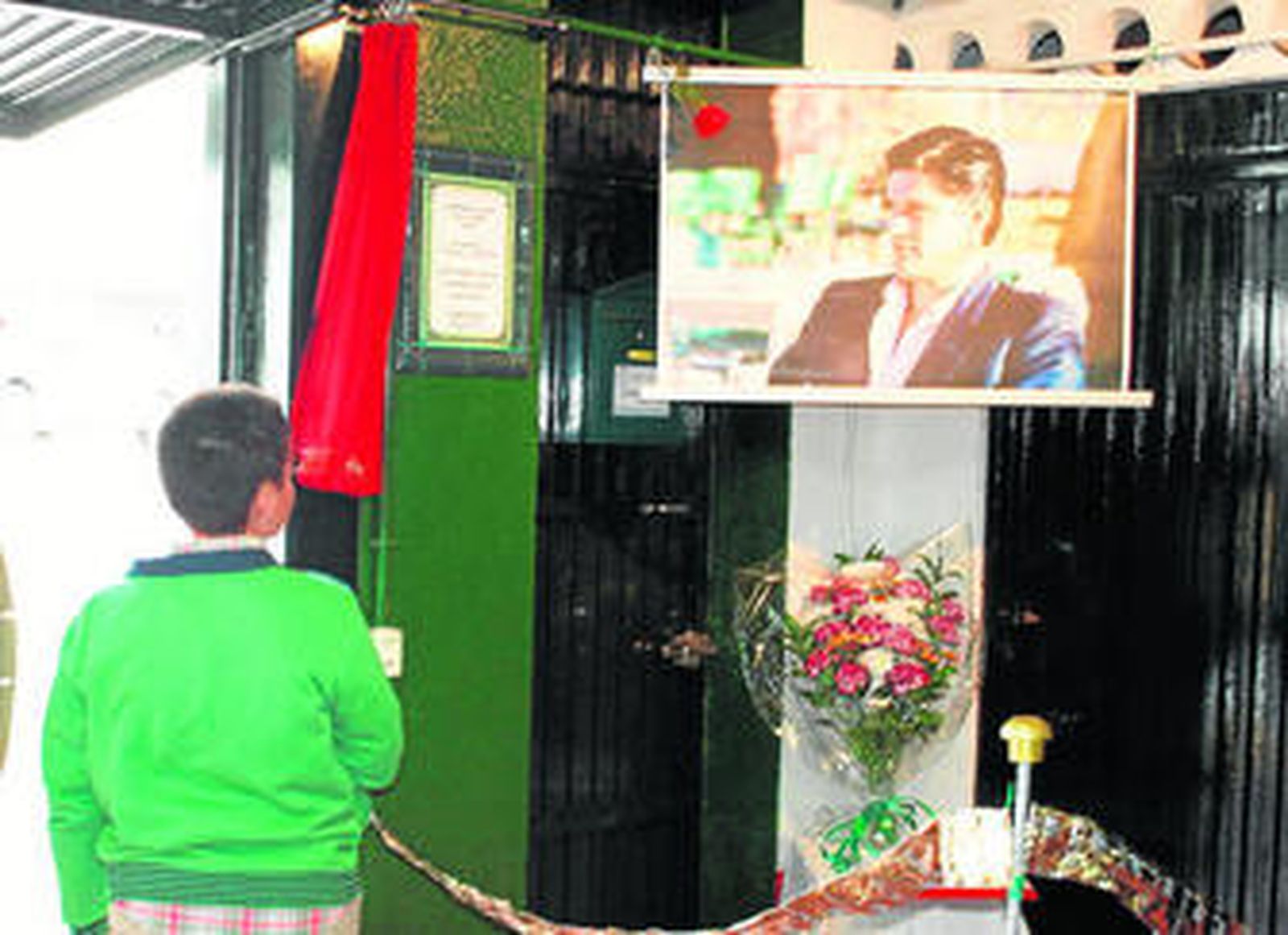 José Francisco Carrión, hijo del homenajeado, deslizó la cortinilla que resguardaba la placa.