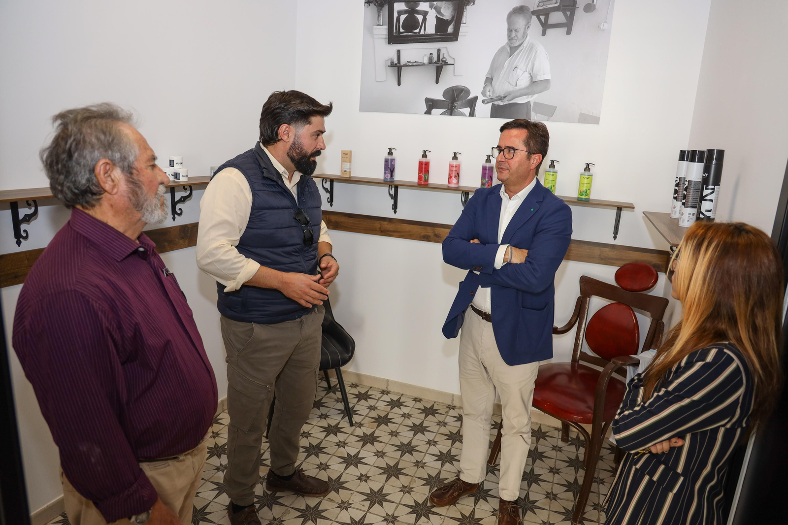 El alcalde de El Ejido ha querido acompañar al nuevo empresario en la inauguración de la barbería.