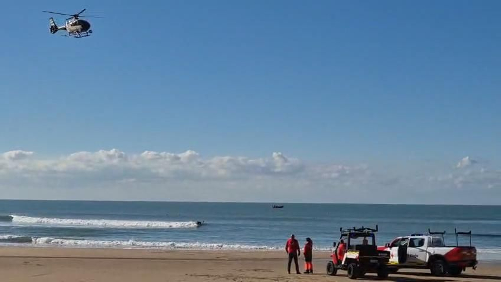 Un helicóptero evacúa a una de las víctimas durante el simulacro de tsunami en Cádiz