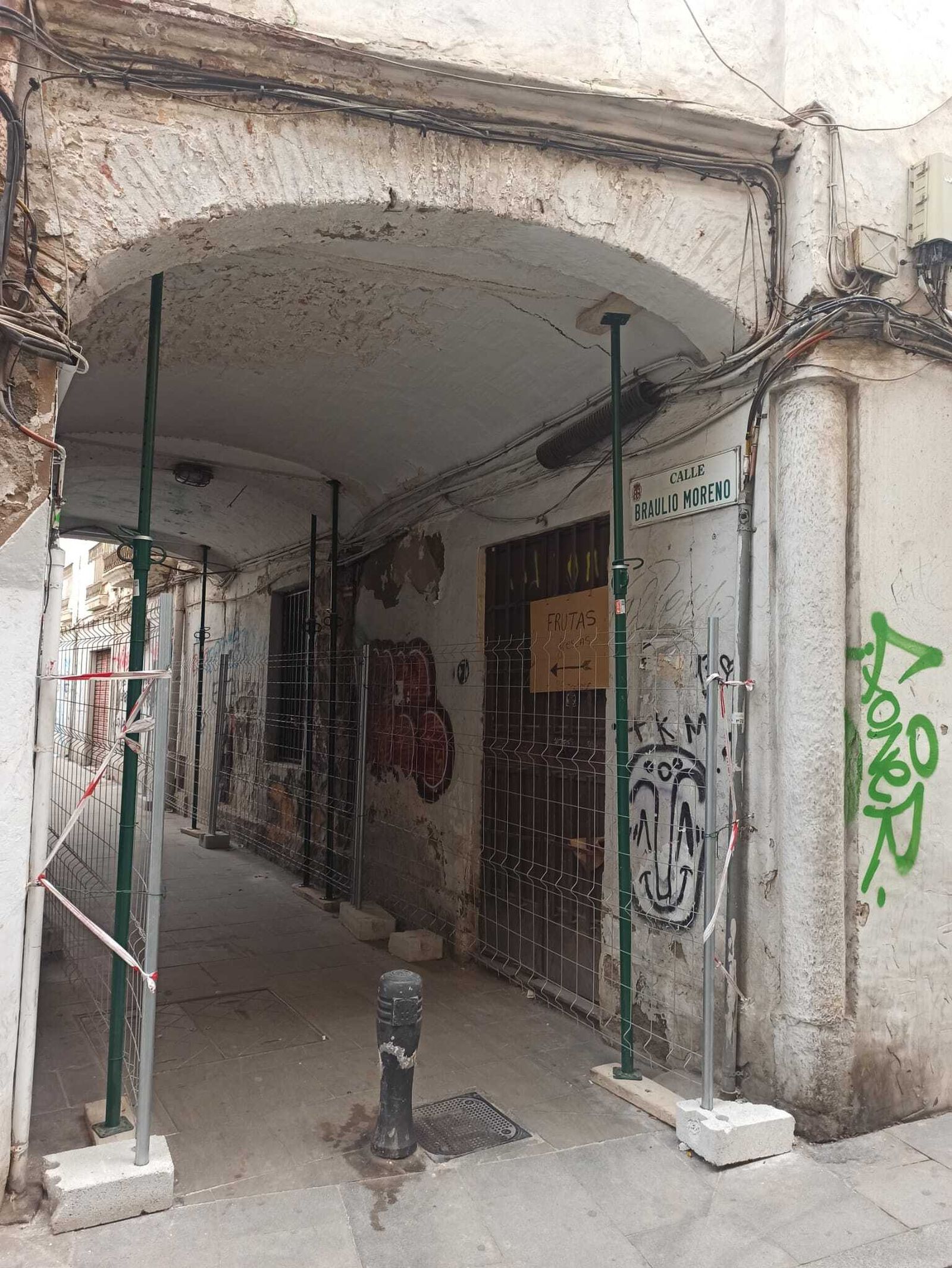 El PSOE denuncia el abandono de arco de la calle Braulio Moreno por parte del alcalde y el equipo de gobierno del PP