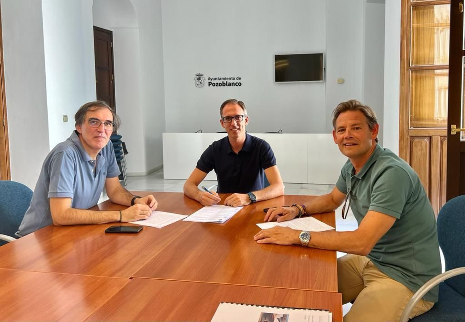 El alcalde, Santiago Cabello (PP), con los adjudicatarios.