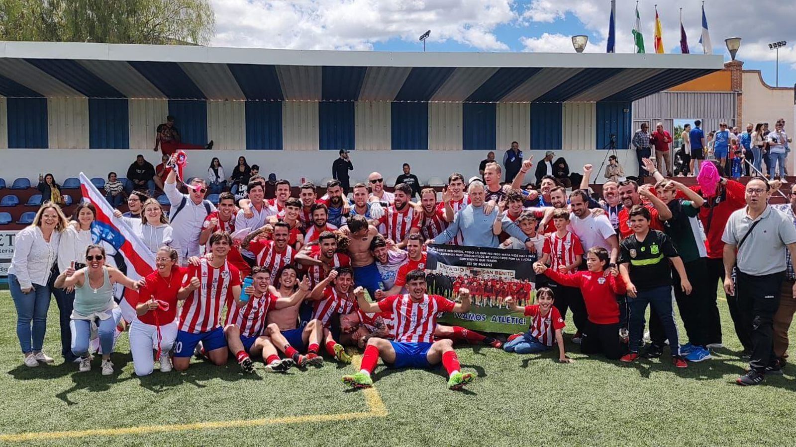 La expedición porcunense, junto a la plantilla en el Miguel FIjones.