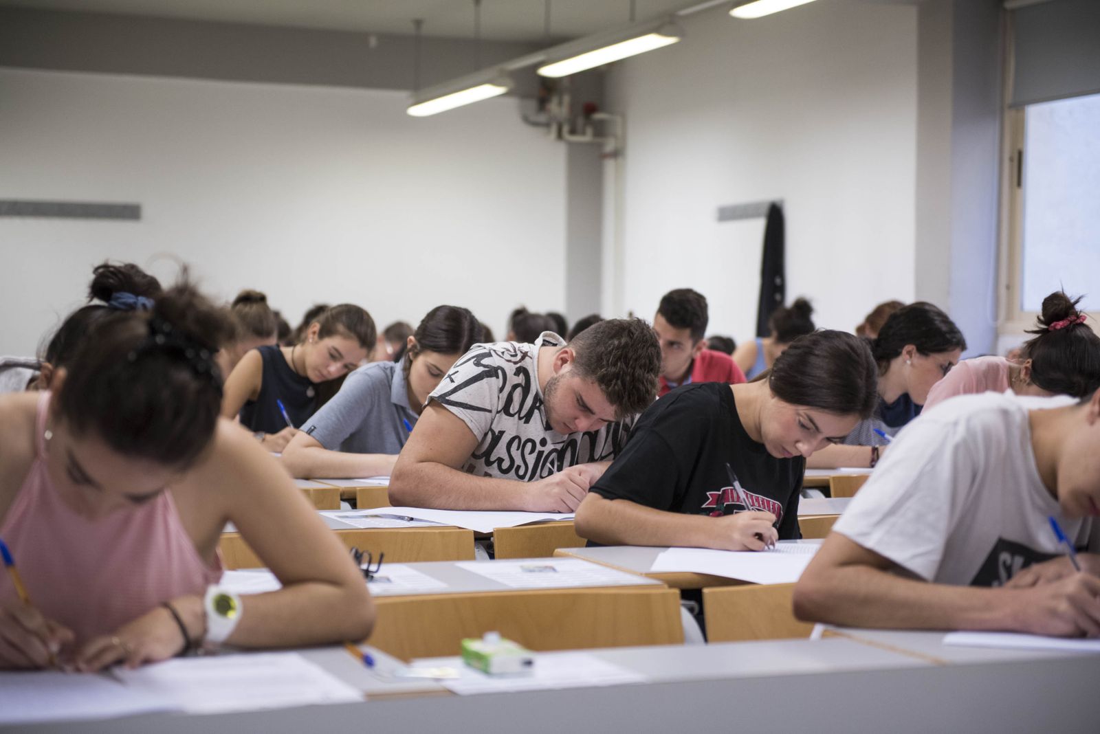 Estudiantes completan la prueba de acceso con la que podrán aspirar a una de las 10.975 plazas de la Universidad de Granada.