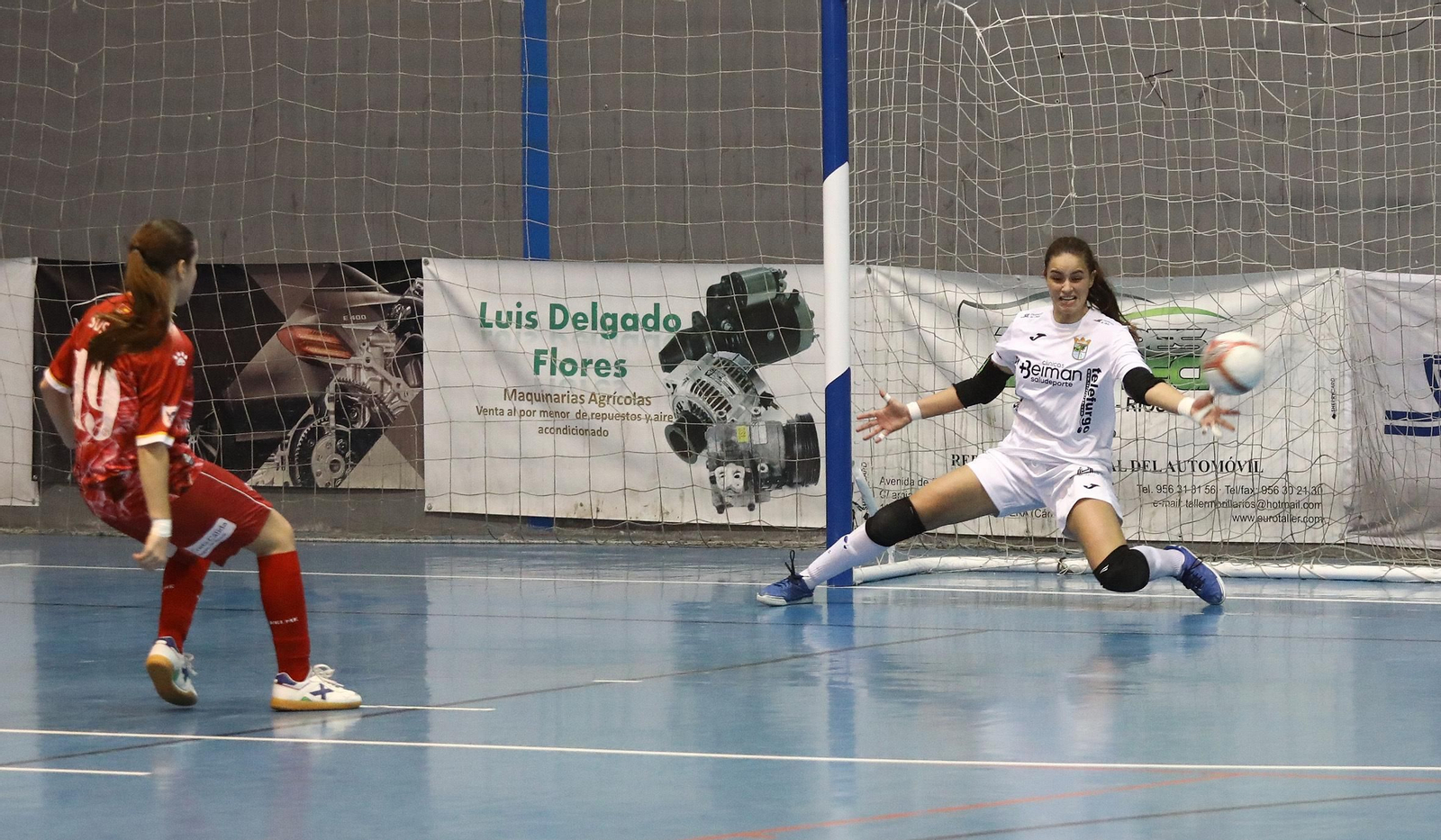 Susana marca el último penalti, que dio la clasificación al UCAM: 12-13.